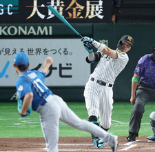 佐藤、「有言実行」の一発＝伊藤から特大の先制ソロ―プロ野球球宴