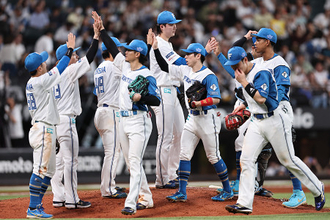 喜ぶ日本ハムナイン　プロ野球