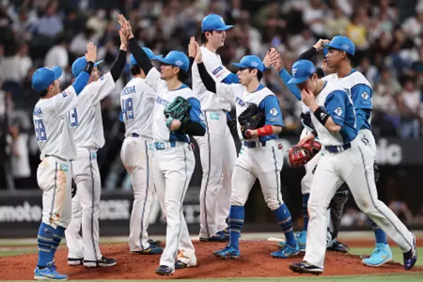 喜ぶ日本ハムナイン　プロ野球