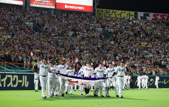 場内一周する阪神ナイン　プロ野球