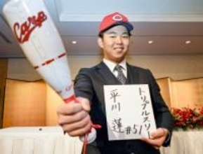 ポーズを取る平川　プロ野球