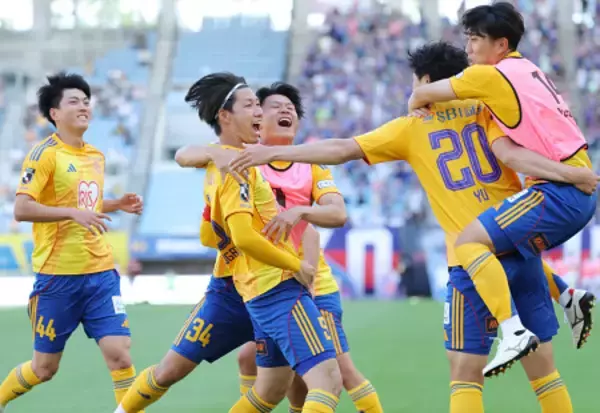 祝福される菅田　Ｊリーグ