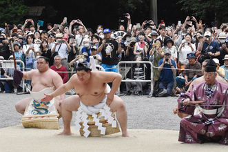 奉納土俵入りを行う横綱大の里