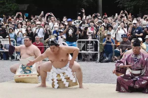 奉納土俵入りを行う横綱大の里