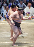 「綱とり霧島に土＝大相撲名古屋場所５日目」の画像1