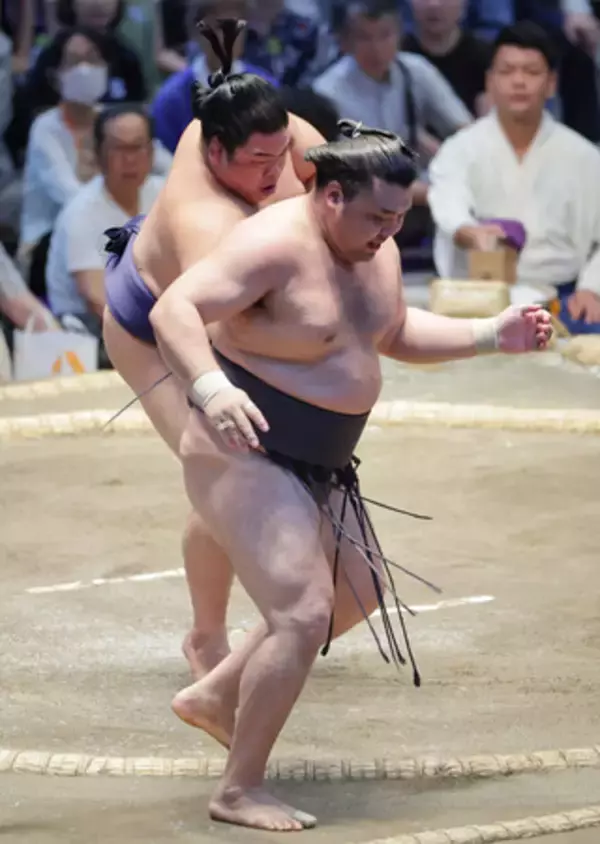 綱とり霧島に土＝大相撲名古屋場所５日目