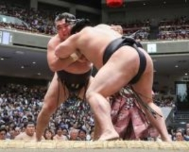 霧島、勝ち越し単独トップ