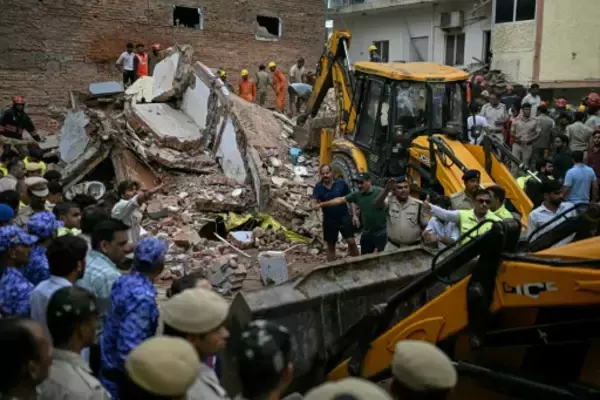 ５階建てのビル倒壊、６人が死亡 インド・ニューデリー