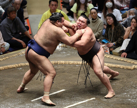 ベテラン高安、泰然と＝霧島に土つける―大相撲秋場所