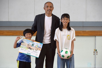 小野伸二さんがサッカーボール贈呈