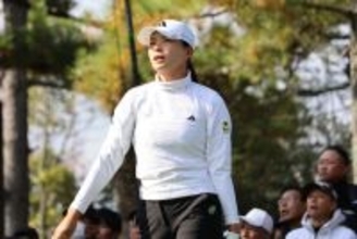 ショットの行方を見る渋野　女子ゴルフ