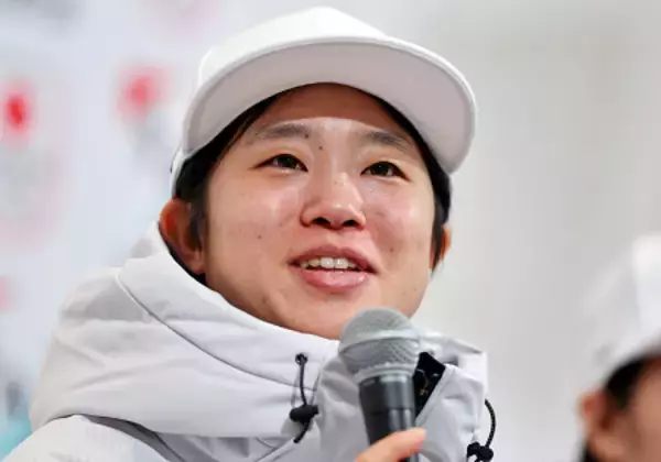 記者会見する伊藤