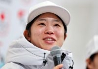 記者会見する伊藤