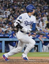 安打を放つ大谷　大リーグ