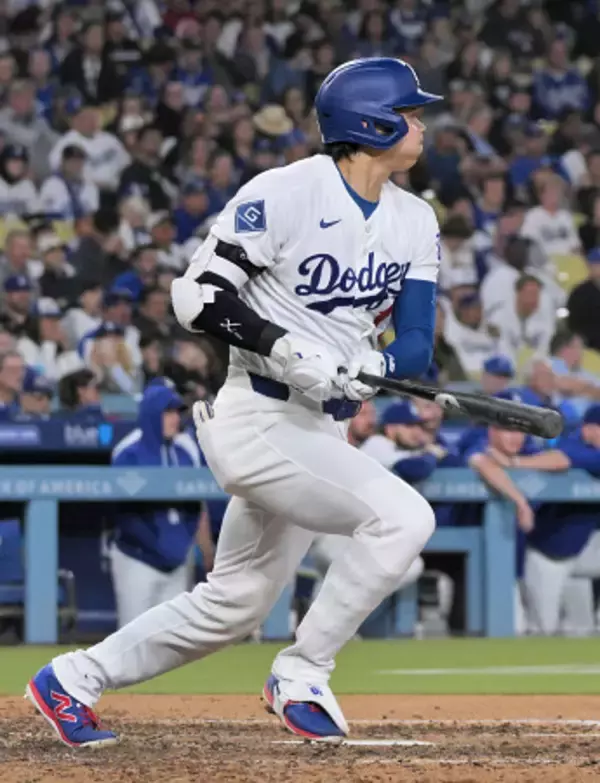 安打を放つ大谷　大リーグ