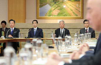 全体会議に臨む衆参議長ら