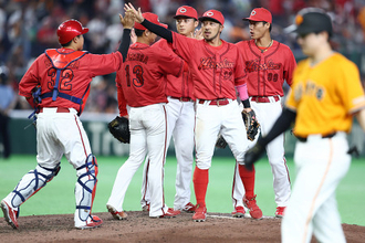 喜ぶ広島ナイン　プロ野球