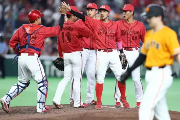 喜ぶ広島ナイン　プロ野球