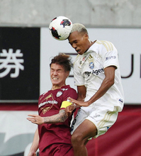 競り合う酒井と望月　Ｊリーグ