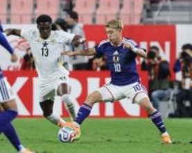 競り合う堂安　サッカー日本代表