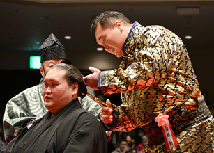 断髪式に３３０人