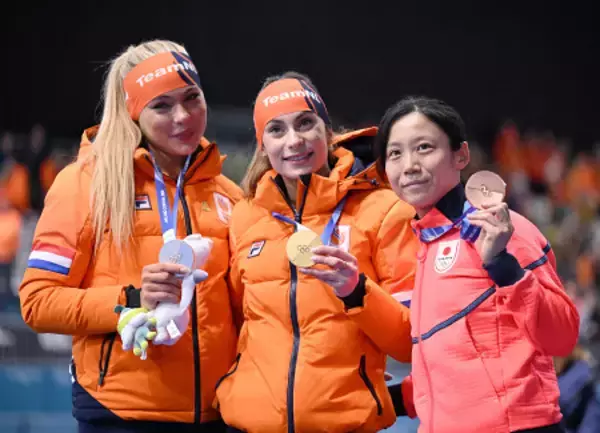 記念写真に納まる高木　五輪