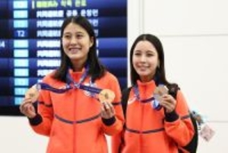 丸山帰国、ファンに笑顔　五輪