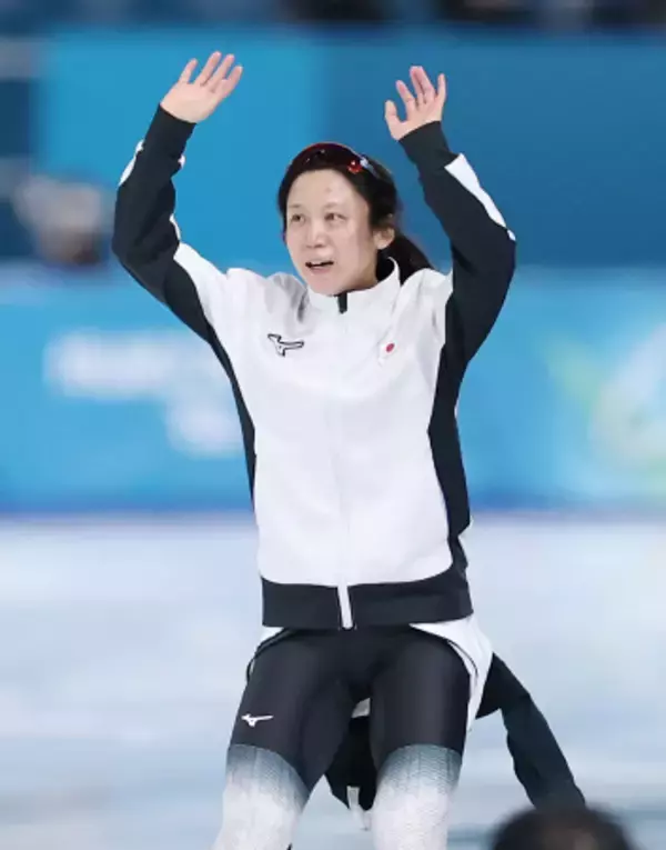 観客席に手を振る高木　五輪