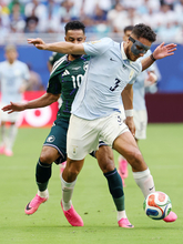 ボールを奪うカセレス　Ｗ杯サッカー