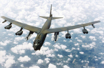 米カリフォルニアでＢ５２爆撃機が墜落＝基地離陸直後、８人死亡か
