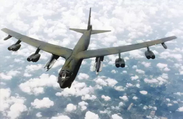 米カリフォルニアでＢ５２爆撃機が墜落＝基地離陸直後、８人死亡か