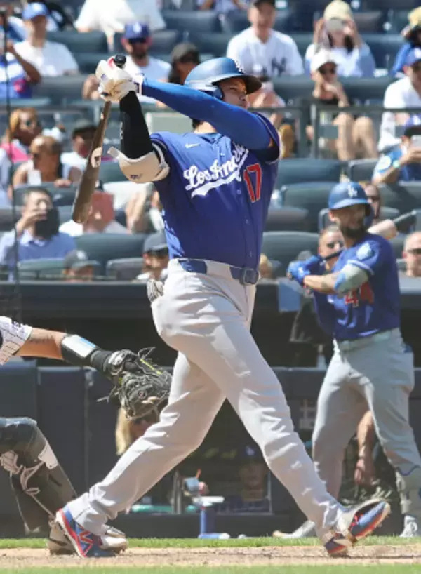 適時打を放つ大谷　大リーグ