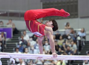 体操種目別平行棒の岡　アジア大会