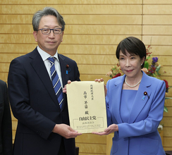 提言書を受け取る高市首相