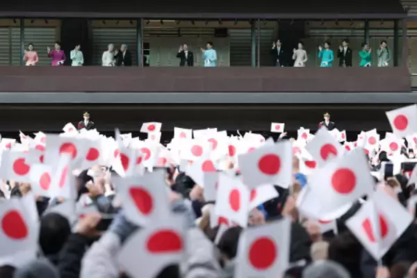 手を振られる両陛下と皇族方