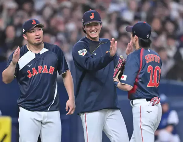 ナインを迎える大谷と鈴木　野球