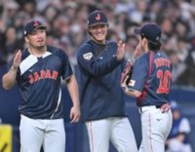 ナインを迎える大谷と鈴木　野球