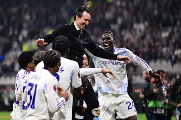 選手らと喜ぶエメリ監督　サッカー
