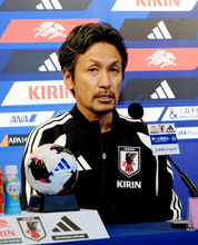 記者会見する狩野監督　サッカー