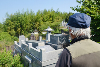 崩れた墓石、法要取りやめ＝お盆迎えるも爪痕色濃く―熊本地震