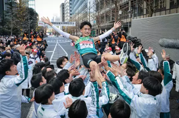 胴上げされる折田　箱根駅伝