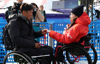 メダルを手渡される松永監督