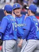 選手を迎える相川監督　プロ野球