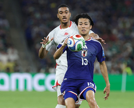 ボールを奪い合う中村　Ｗ杯サッカー