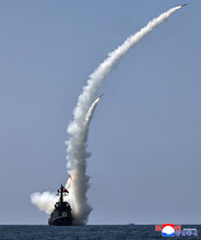 駆逐艦から試射されたミサイル