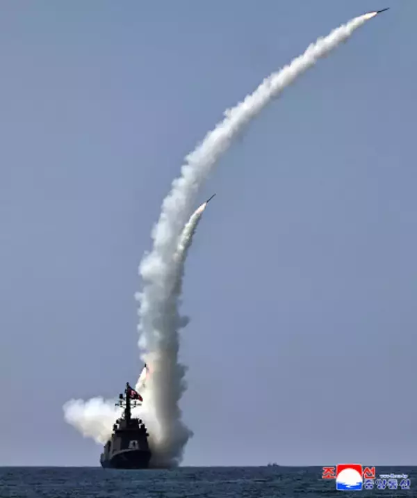 駆逐艦から試射されたミサイル