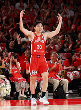 ３点シュートを決めて喜ぶ富永