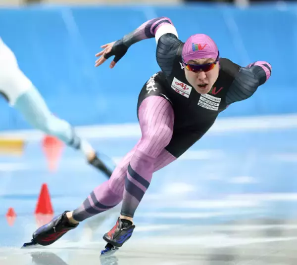 滑走する新濱　全日本スピードスケート