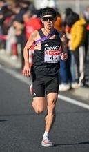 先頭を走る鈴木　全日本実業団駅伝