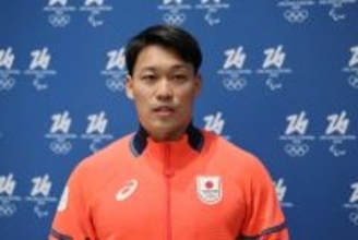 取材に応じる須貝